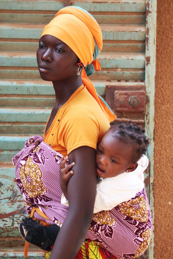 Donna Burkinabe con bambino in braccio