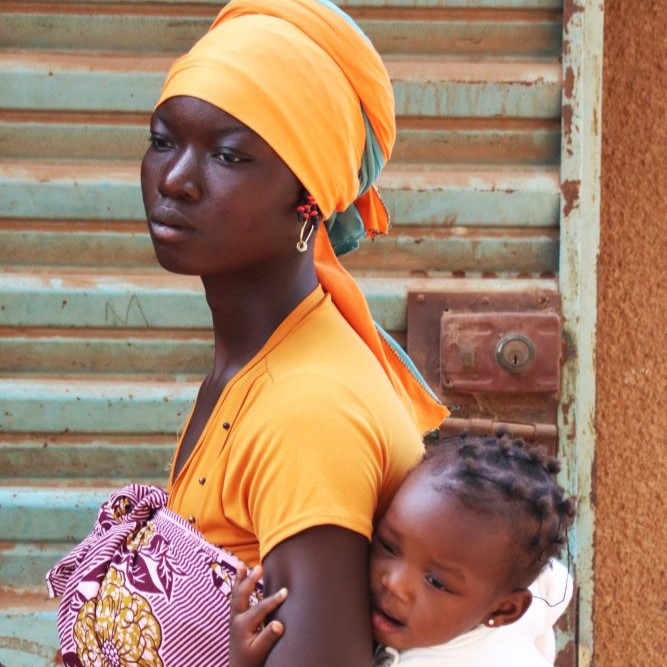 donna Burkinabe con bambino in braccio