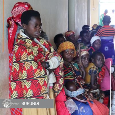 Donne e bambini in attesa di cure a Kiremba Burundi